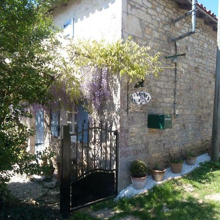 Chat Noir Gite Et Chambre D'Hotes Genouille  Εξωτερικό φωτογραφία