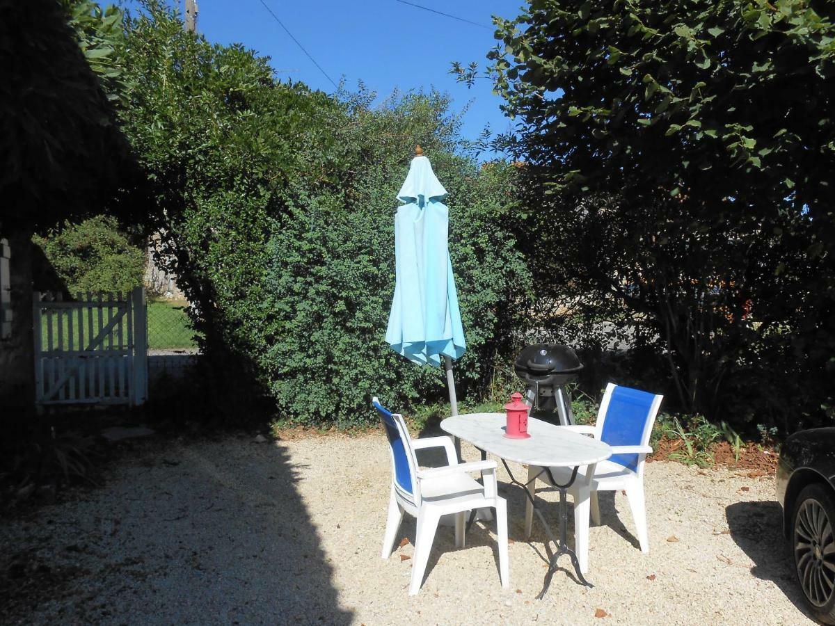 Chat Noir Gite Et Chambre D'Hotes Genouille  Εξωτερικό φωτογραφία