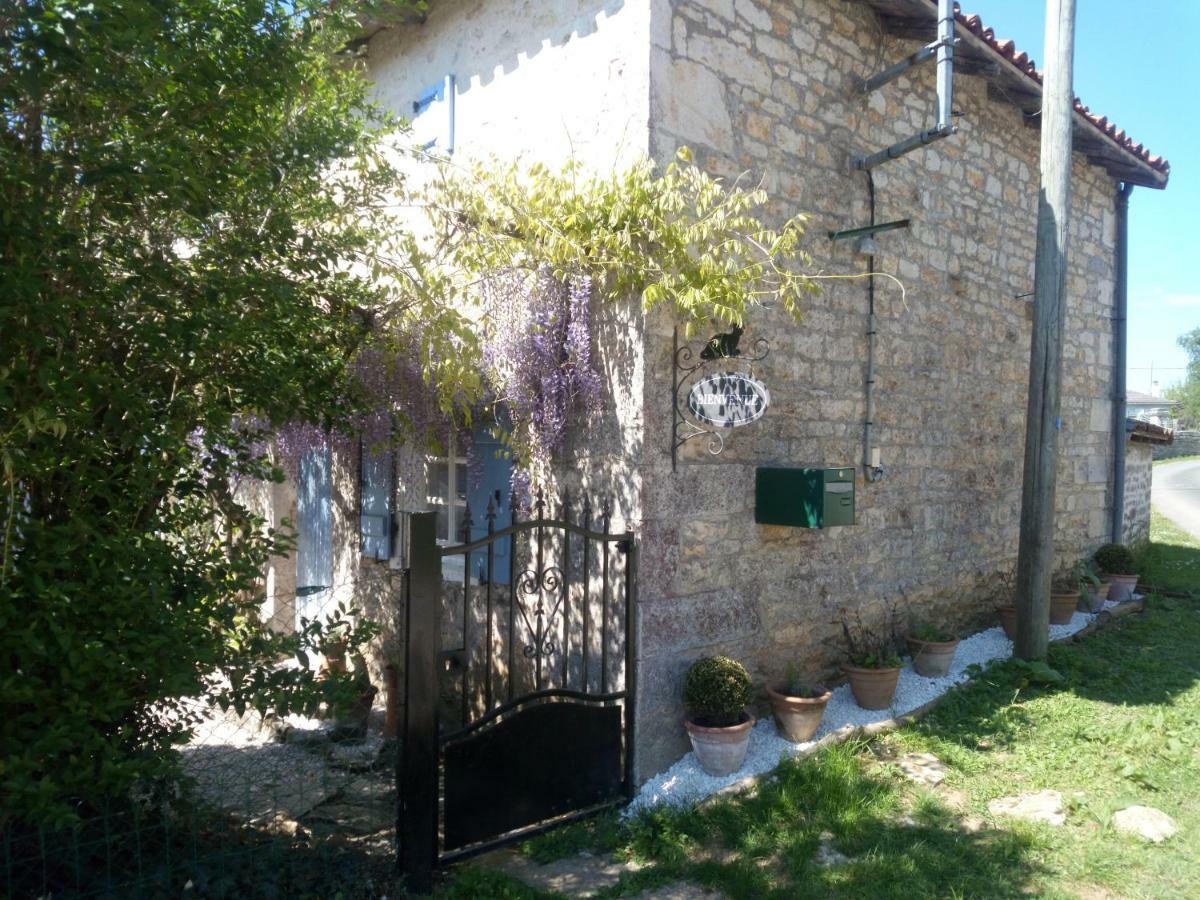 Chat Noir Gite Et Chambre D'Hotes Bed and Breakfast Genouille  Εξωτερικό φωτογραφία